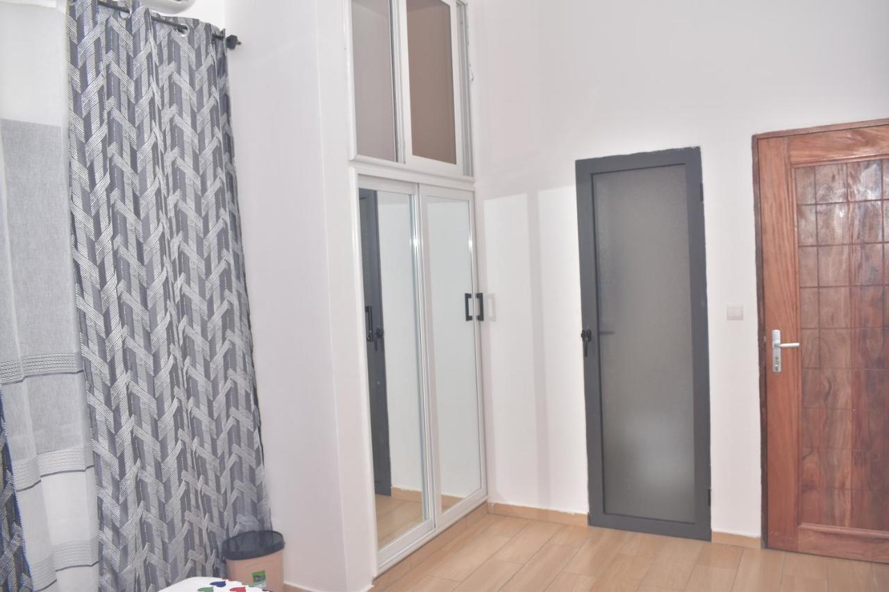 Residence Bellevue Sito Aiport- Ломе Екстериор снимка