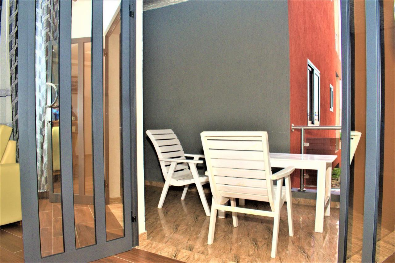 Residence Bellevue Sito Aiport- Ломе Екстериор снимка